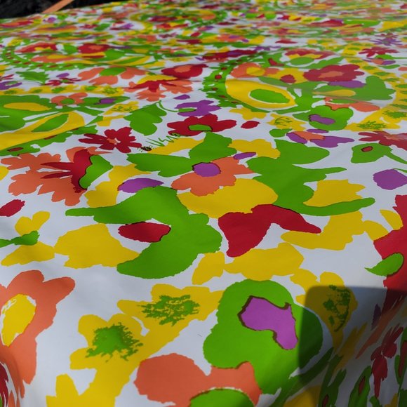 Vera Neumann Floral Oblong Tablecloth 60" x 84" - Picture 4 of 16